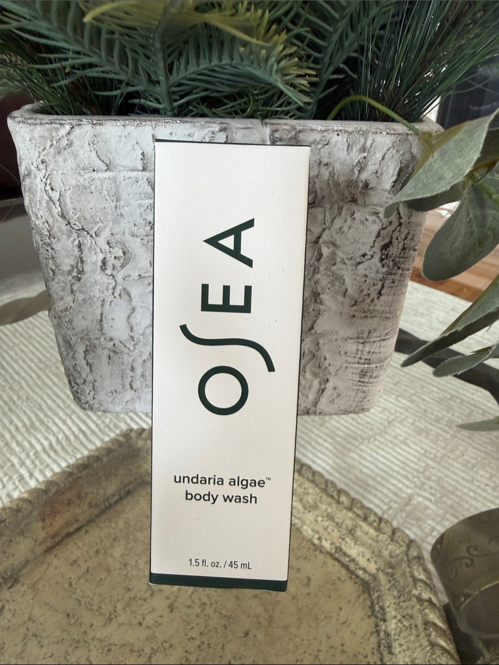 Sea Undaria Algae Body Wash - White and Dark Green